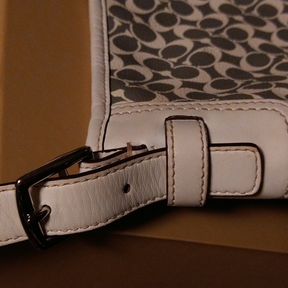 VGUC. Coach signature circle C gray and white shoulder bag. - Picture 5 of 16
